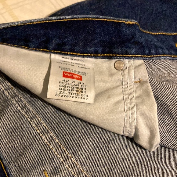 Men’s dark blue wrangler jeans..relaxed fit - Picture 4 of 7